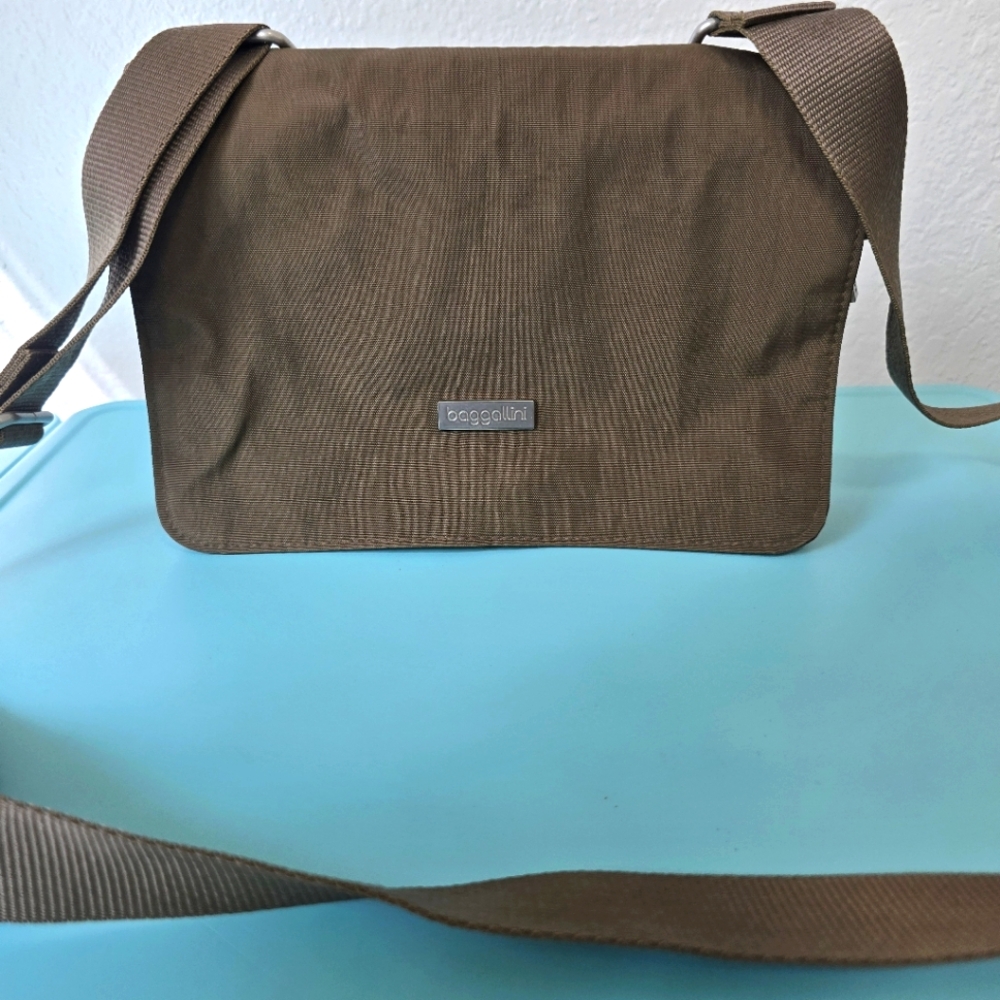 Baggallini Crossbody Three Compartments Olive Green Nylon